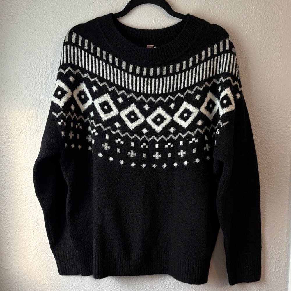 EVRI Black and White Geometric Crewneck Sweater.   #18